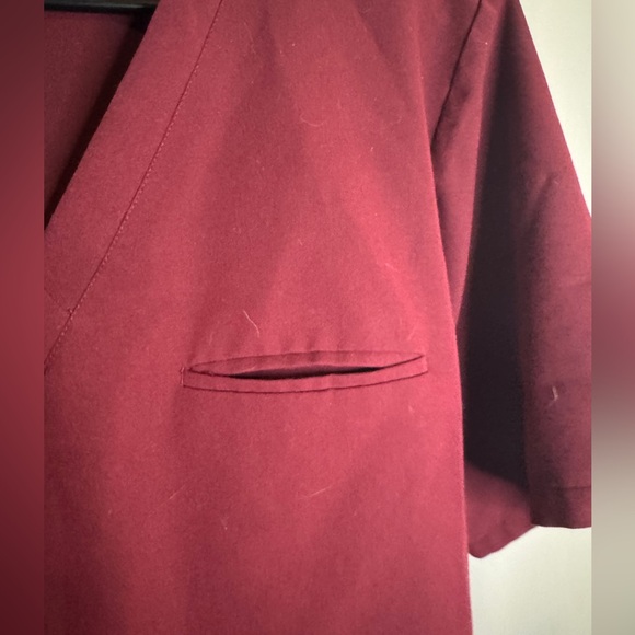 Mandala One Pocket Scrub Top Wine 2X - Picture 3 of 7